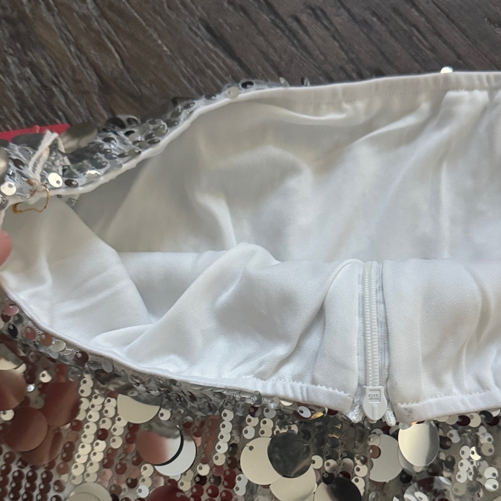 Shimmering Silver Sequined Mini Skirt - Size Large - Picture 5 of 5